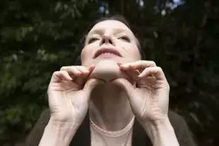 Pincez l'ovale du visage pour tonifier le double menton